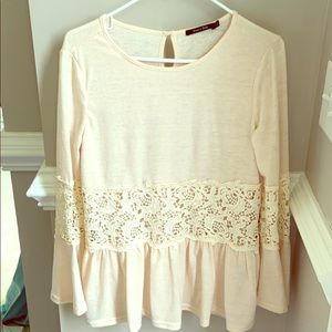 Mindy Maes boutique lace top EUC size small